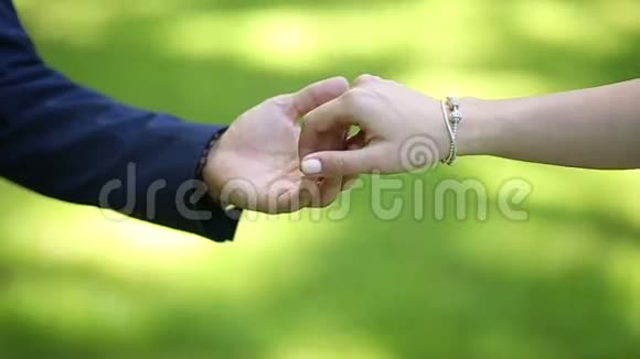 新郎新娘的手视频的预览图
