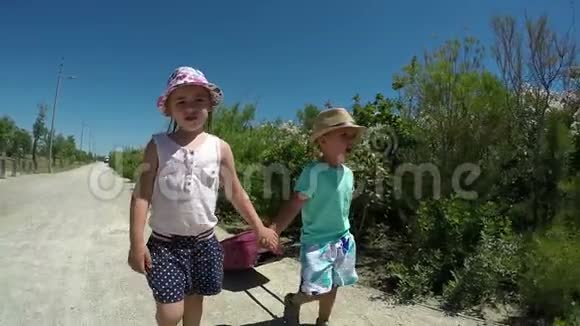 小女孩和小男孩上路视频的预览图