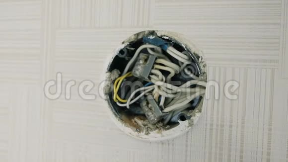 天花板下墙壁上的封闭电气接线盒视频的预览图