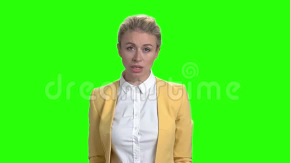 绿色屏幕上年轻愤怒的商界女性视频的预览图