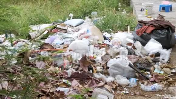 亚洲人行道附近有一堆垃圾泰国帕塔亚视频的预览图