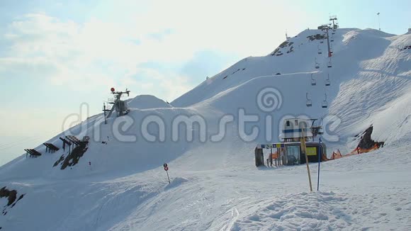 带背包的游客可以在山上滑雪视频的预览图