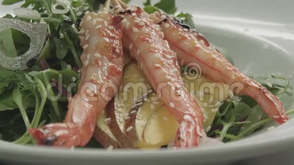 用酱油把炸虾的食物成分视频的预览图