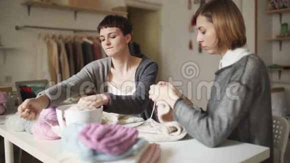 两个编织工在纺织车间工作编织的手视频的预览图
