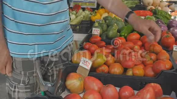 农村果蔬市场选择蔬菜的老人视频的预览图