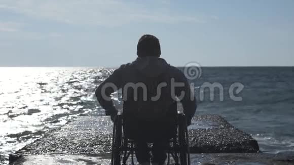 残疾人离开码头视频的预览图