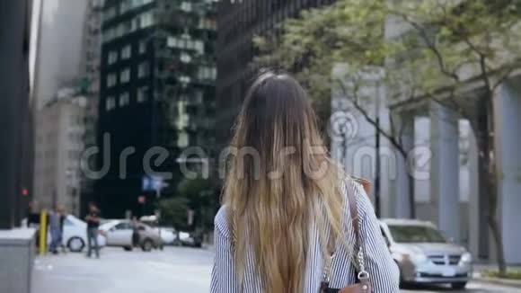从纽约金融区的办公楼里拿着文件的年轻女人的视线慢动作视频的预览图