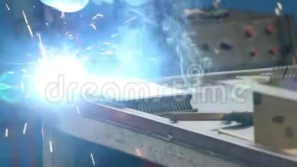 钢结构制造车间带防护面罩焊接inox元件的工业工人场景焊接视频的预览图