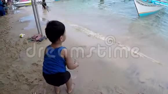 可爱的小男孩在白色海滩上睡觉视频的预览图