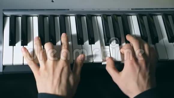 在合成器演奏的男音乐家的手男人的手臂独奏音乐或新旋律把钢琴家的手指合上视频的预览图