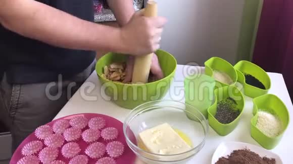 一个男人正在用一个木制的擀面杖切饼干他和一个女人轮流工作为了做糖果时间流逝视频的预览图
