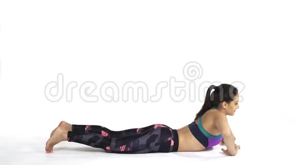 女人练瑜伽达努拉萨纳一个弓腰视频的预览图