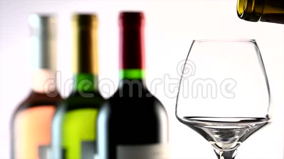 红酒倒在杯子里白色背景下缓慢运动视频的预览图
