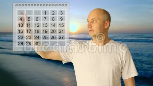 在日落海岸背景上看日历的人选择周期触摸虚拟屏幕与日历规划假期视频的预览图
