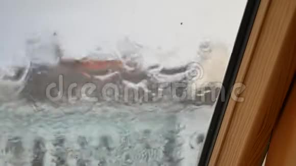 雨落在清澈的窗户上视频的预览图