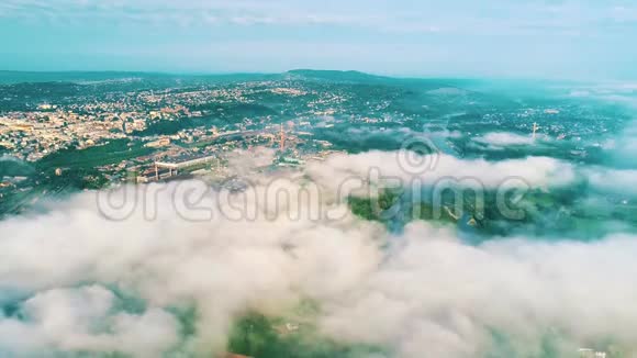 美丽的风景无人机飞越城市上空飞越云层视频的预览图