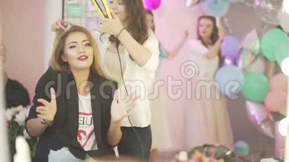 一群年轻美丽兴奋的女人准备生日聚会在美容院做发型舞视频的预览图