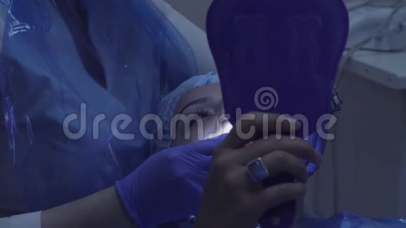 牙医给病人戴上牙齿东西视频的预览图