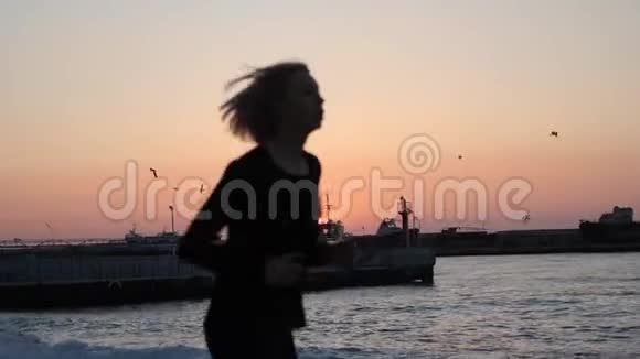 日出时慢跑的女孩视频的预览图