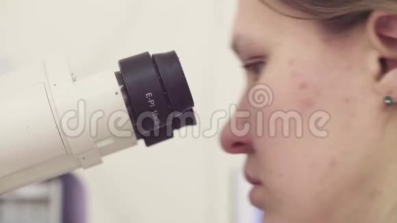 科学家研究显微镜的目镜视频的预览图