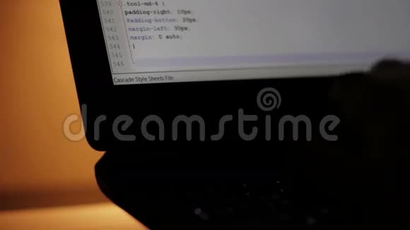 黑色笔记本电脑屏幕上的输入代码视频的预览图