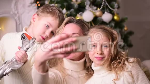 一家人带着两个孩子在圣诞节自拍视频的预览图