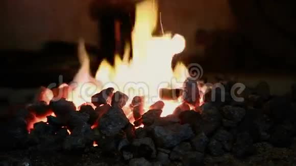 在壁炉里燃烧着火焰视频的预览图