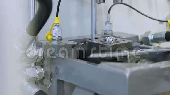 工厂生产车间副工长固定金属细节视频的预览图