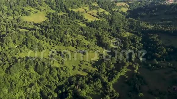 夏季青山之上的空中景色视频的预览图