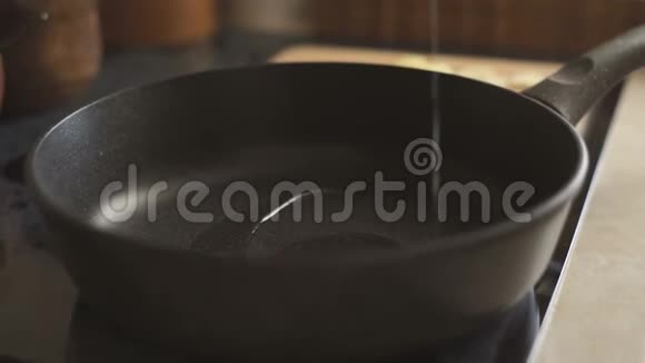 在平底锅中倒入植物油视频视频的预览图