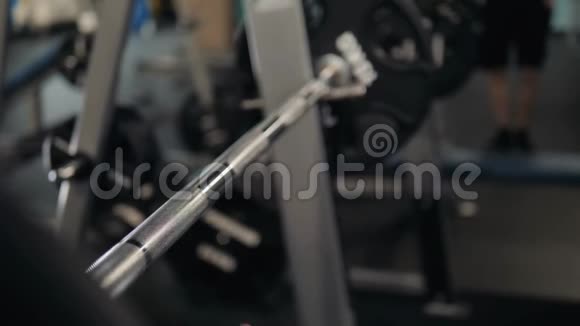 一个强壮的男人的双手滑石粉准备在车库健身房举重室内宏观视频的预览图