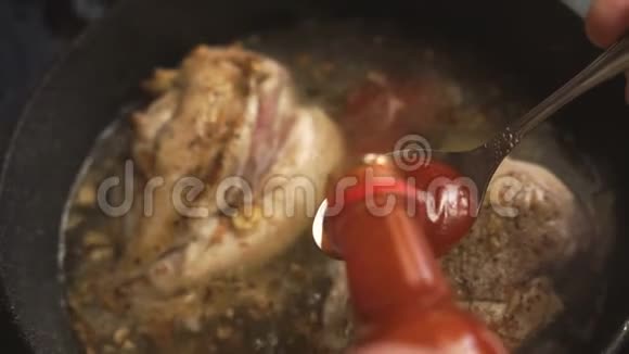 在平底锅中将辣辣椒酱倒入鸡胸中视频的预览图