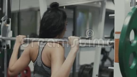 穿运动服的运动女人在健身房做蹲式锻炼健康生活方式视频的预览图