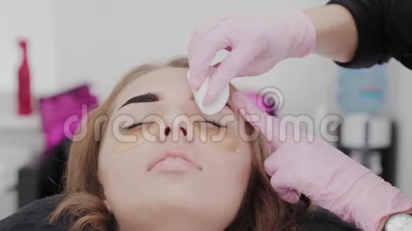 专业化妆师向客户移除眉毛油漆视频的预览图
