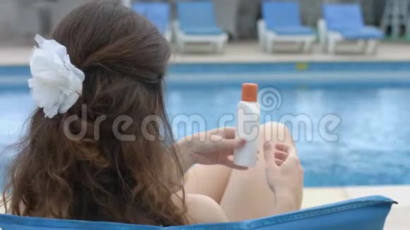 年轻女性涂抹奶油化妆品滋养滋润肌肤视频的预览图