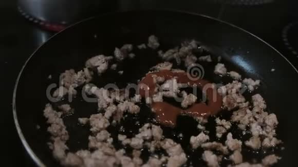 在锅中的炒肉中加入番茄酱上景视频的预览图