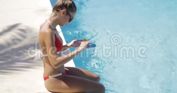 女人花时间在度假泳池里视频的预览图