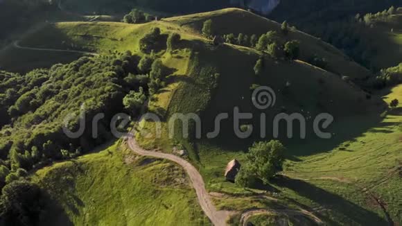 夏季青山之上的空中景色视频的预览图