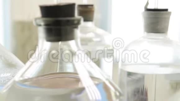 化学实验室液体瓶场景实验室里有物质的烧瓶视频的预览图