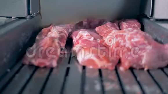 工厂皮带上的肉块正在被提起并刺穿视频的预览图