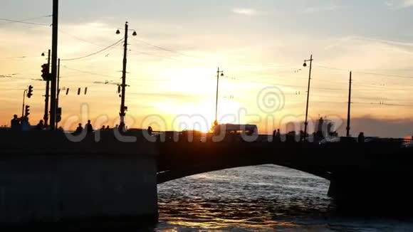 城河建桥视频的预览图