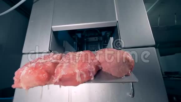 经过工厂机器加工后肉从金属皮带上掉下来视频的预览图