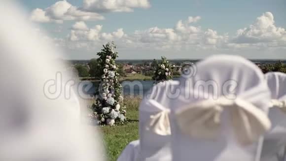 湖边公园户外婚礼装饰视频的预览图