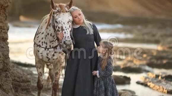 对马的治疗有个女儿照顾她的马的女人慢动作全高清视频的预览图