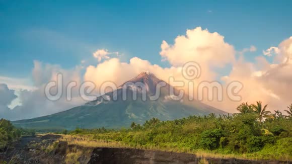 日落时分梅昂火山上空的云层蒸发梅扬火山在勒加兹皮菲律宾五月火山是视频的预览图