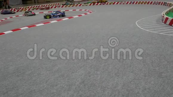 小型赛车模型在赛道上的漂流中滑行视频的预览图