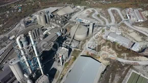乡村大型工业水泥厂的鸟瞰图视频的预览图