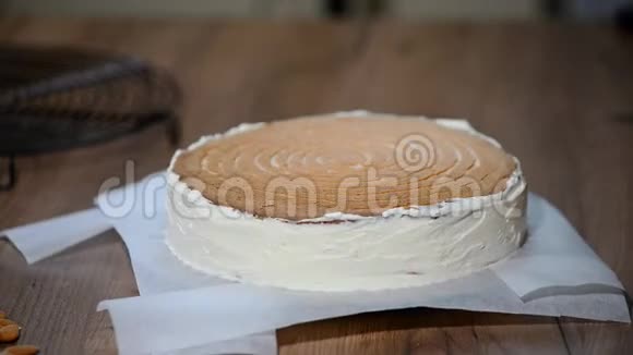 准备蛋糕在蛋糕上撒杏果酱视频的预览图