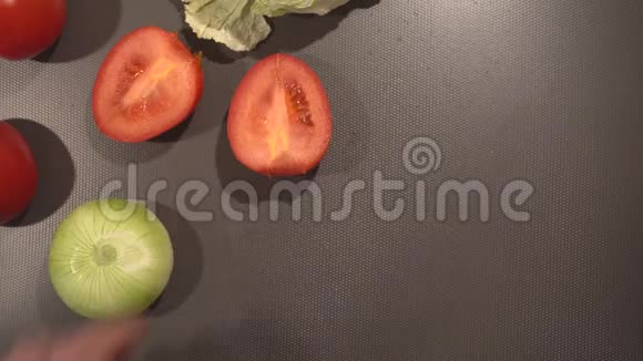 男人为纯素菜切番茄视频的预览图