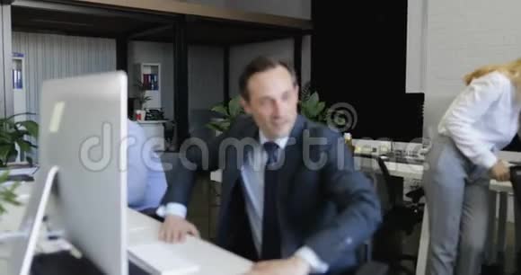 商务人员完成电脑工作向同事汇报工作商务人员小组现代团队视频的预览图